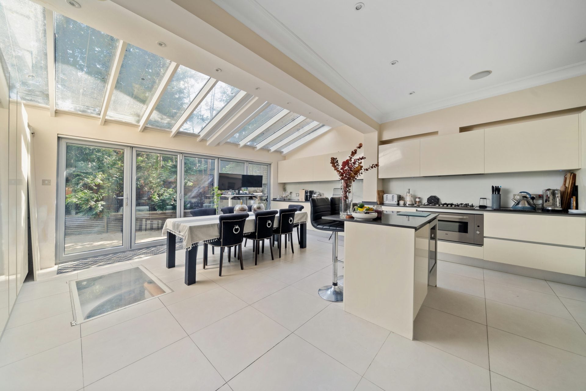 Flat Candahar Road in Greater London