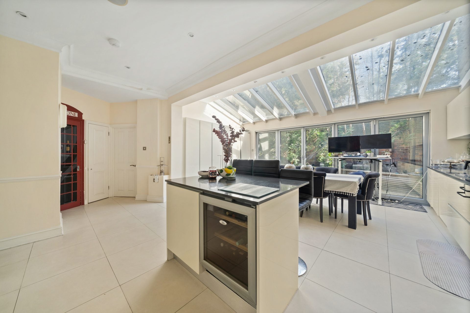Flat Candahar Road in Greater London