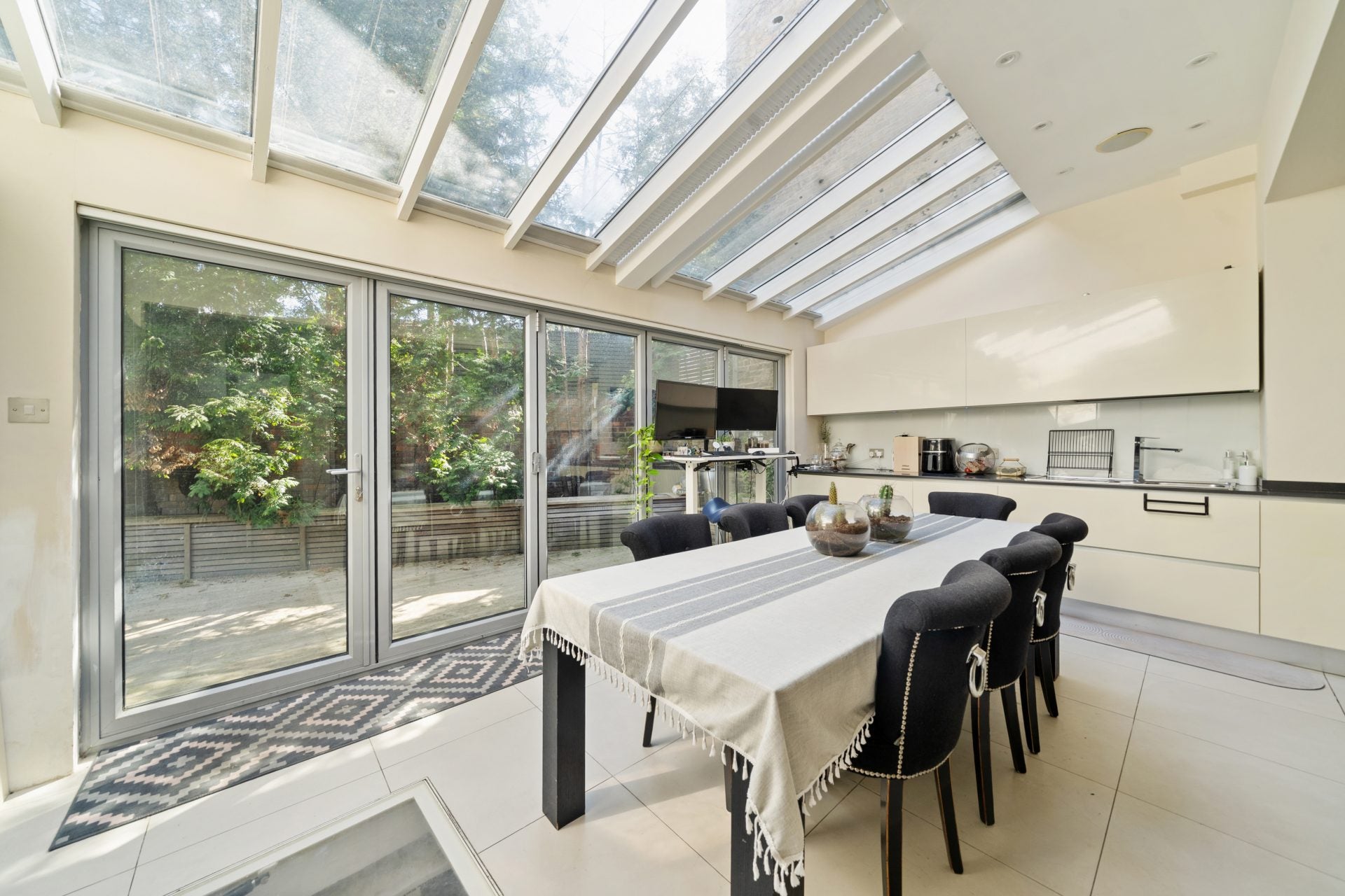Flat Candahar Road in Greater London