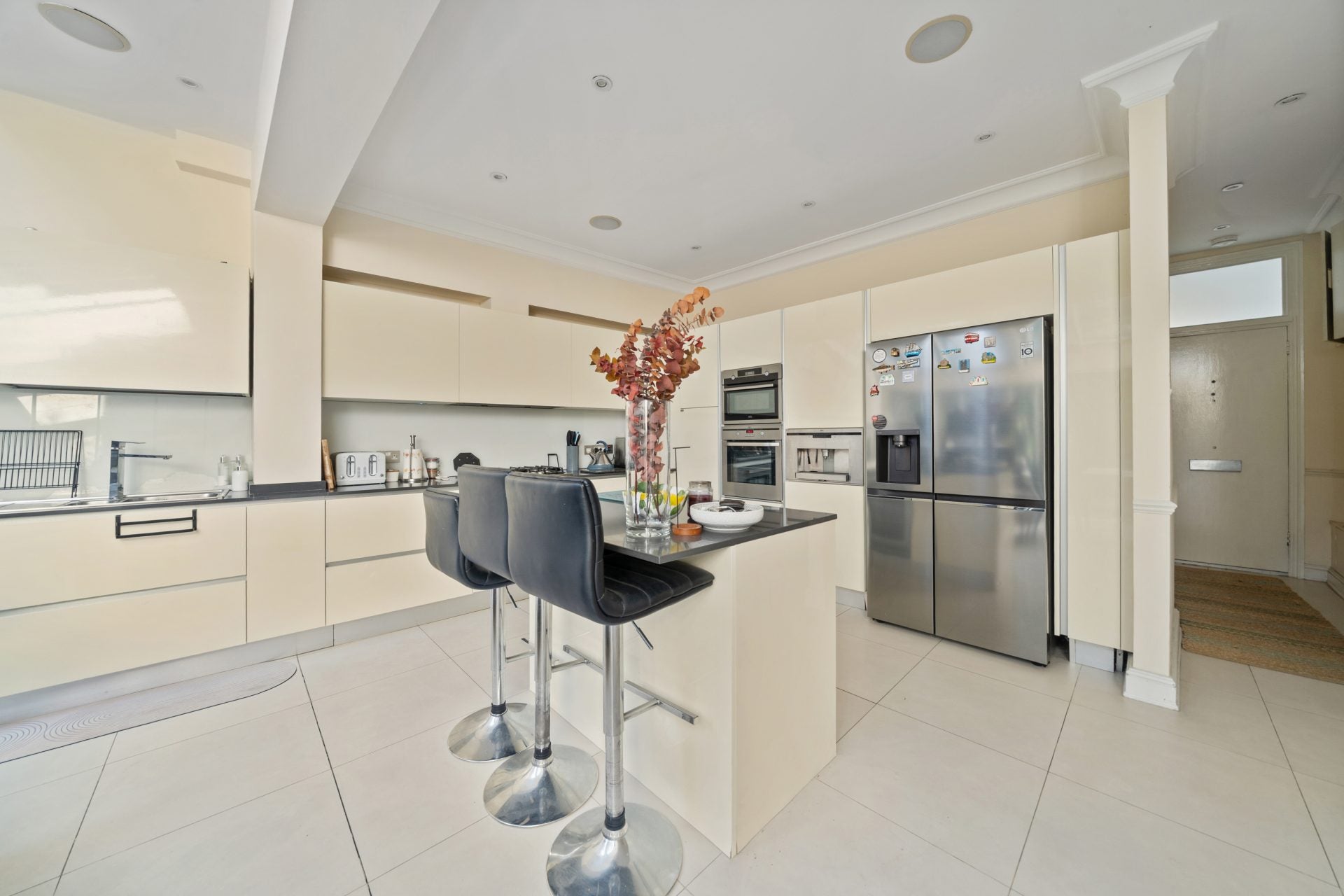 Flat Candahar Road in Greater London