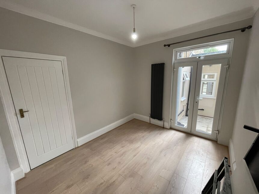 Flat Meanley Road in Greater London