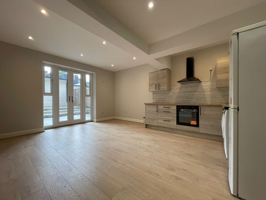 Flat Meanley Road in Greater London