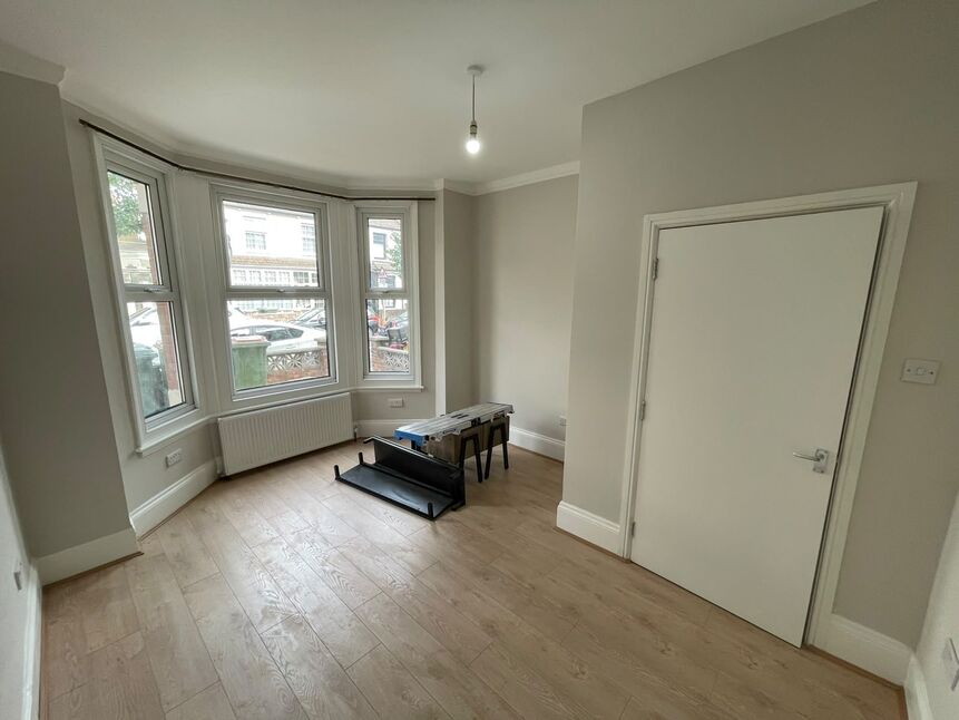 Flat Meanley Road in Greater London