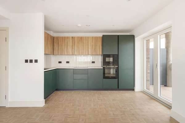 Flat Saint John's Hill in Greater London