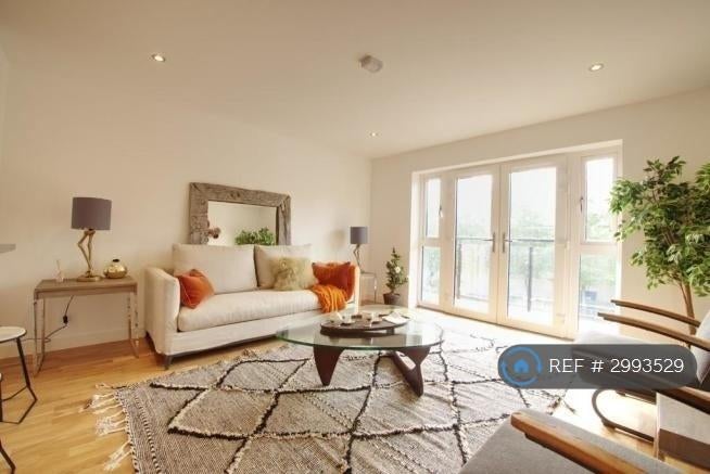 Flat Open Place in Aylesbury