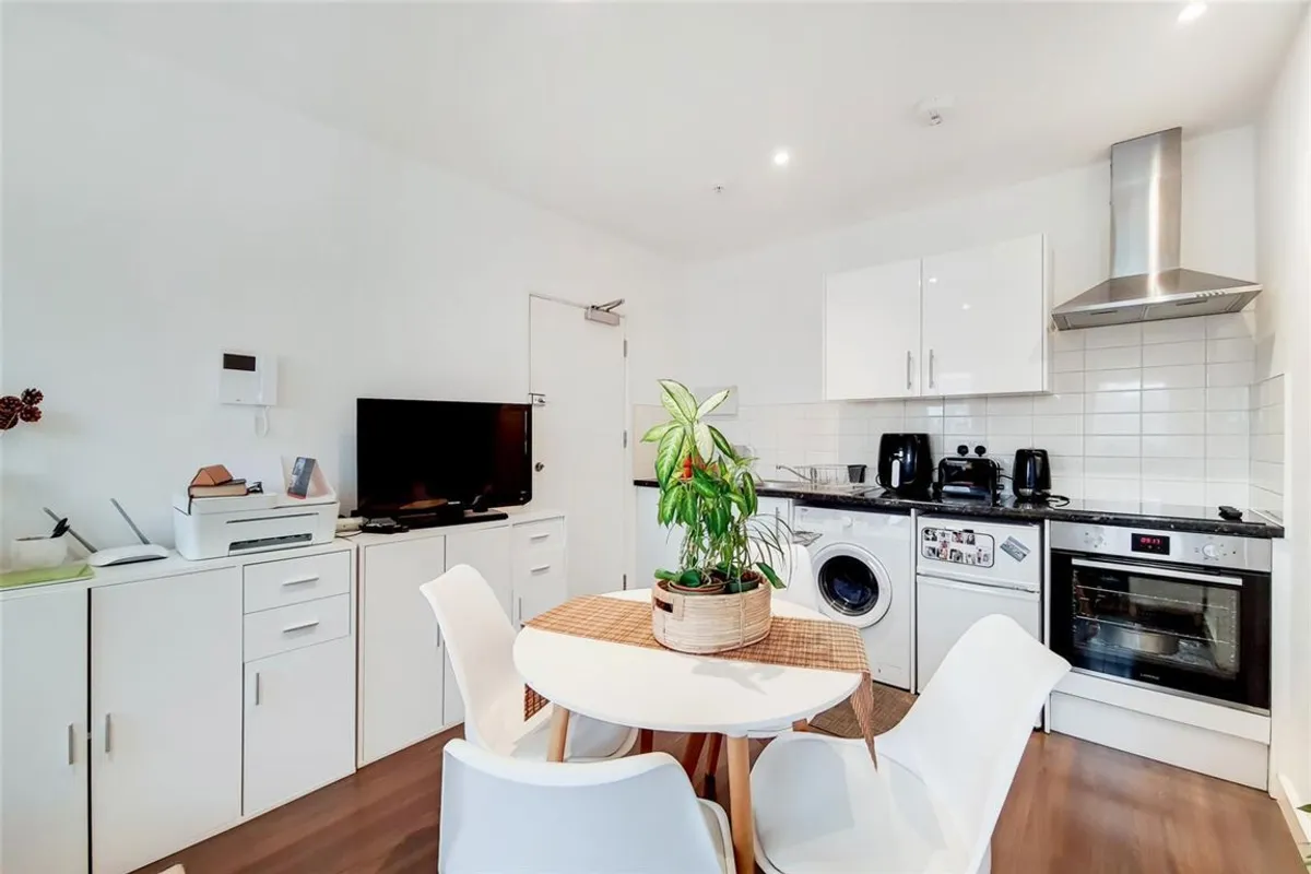 Flat Heath Road in Greater London