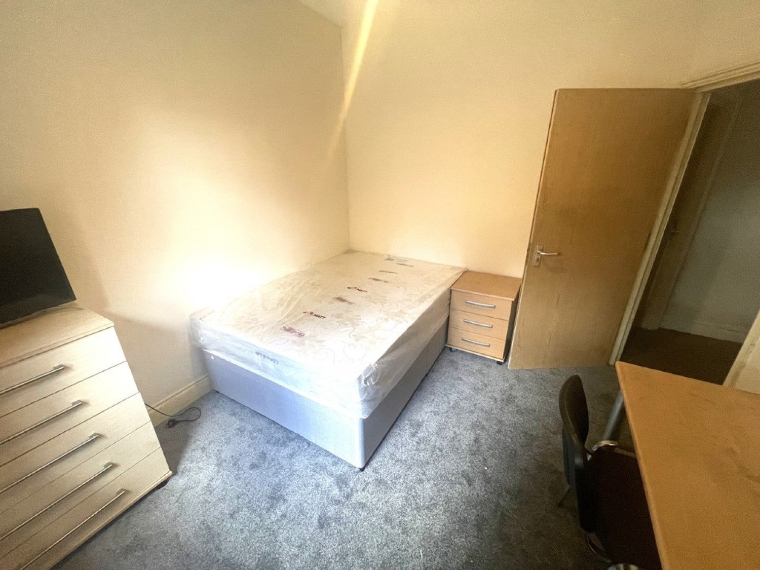 Room Christchurch Road in Reading