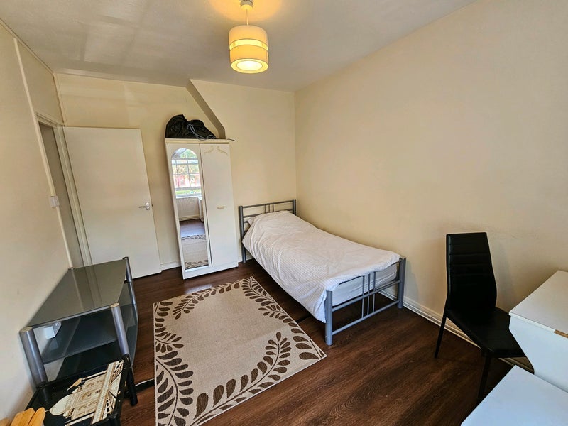 Room Percy Street in Greater London