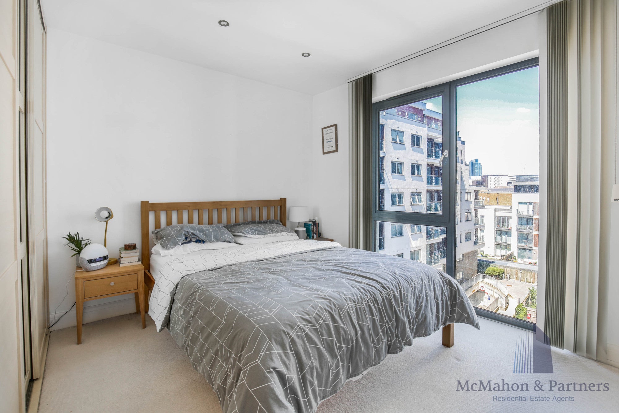 Flat Long Lane in Greater London