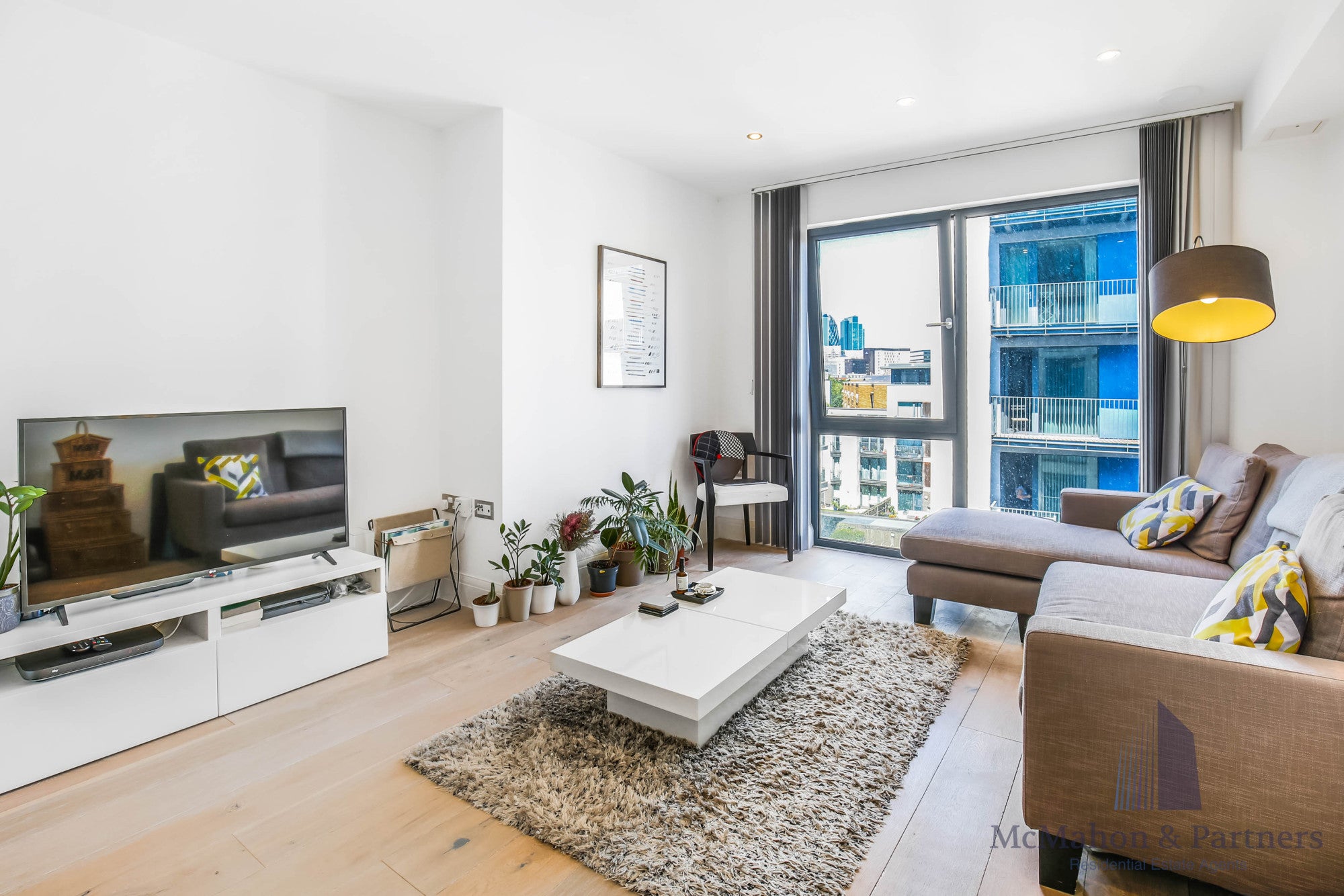 Flat Long Lane in Greater London