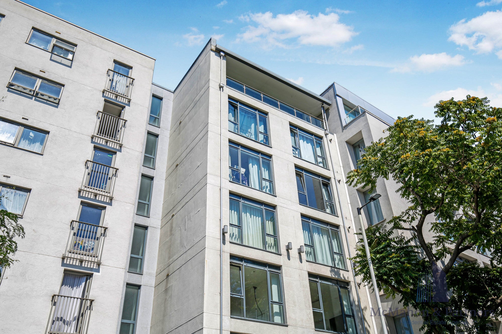 Flat Long Lane in Greater London