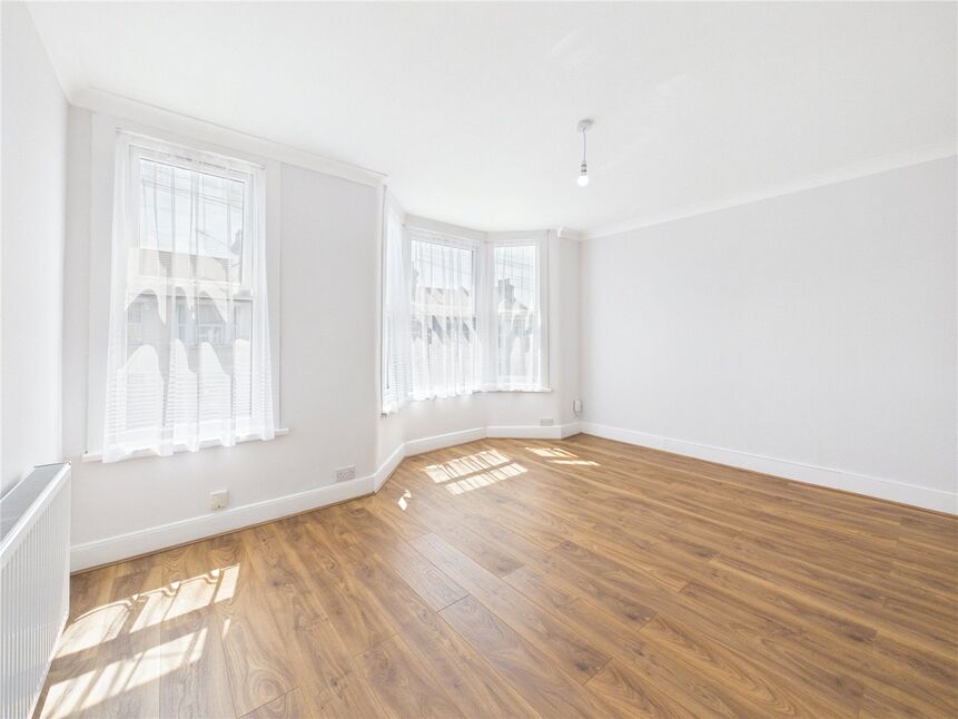 Flat Livingstone Road in Greater London