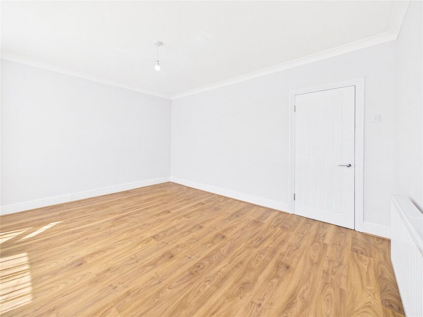 Flat Livingstone Road in Greater London
