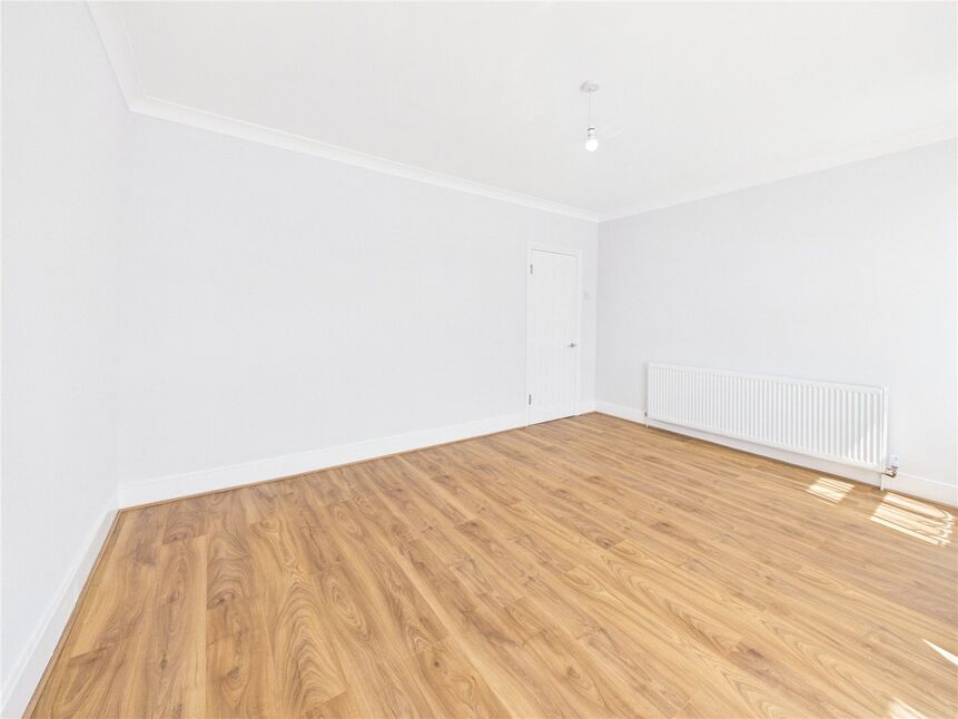 Flat Livingstone Road in Greater London