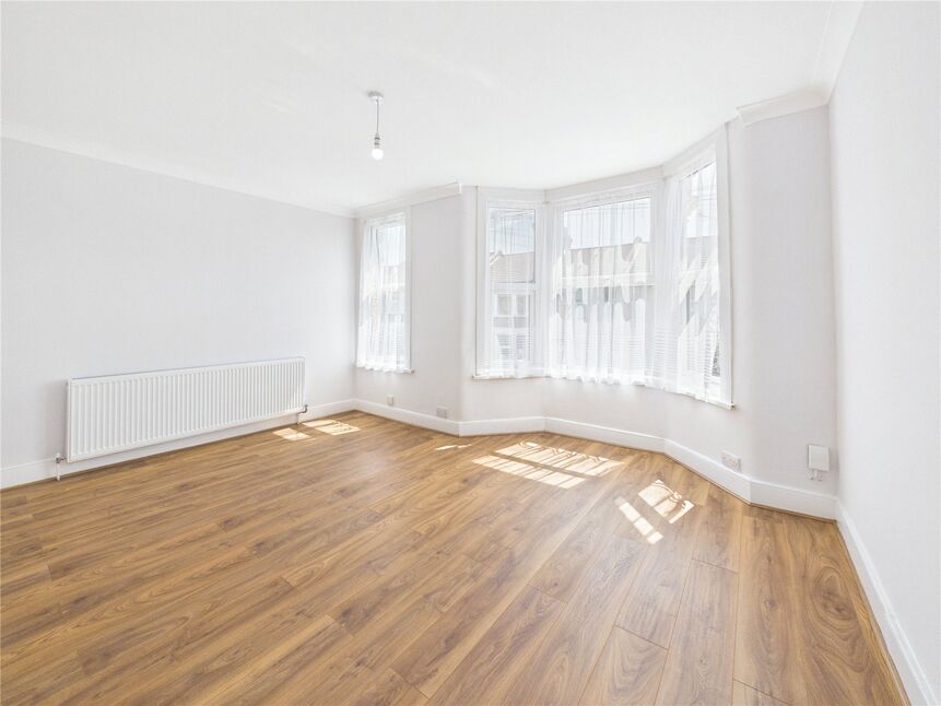 Flat Livingstone Road in Greater London