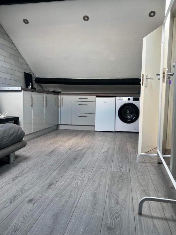 Room City Road in Greater London
