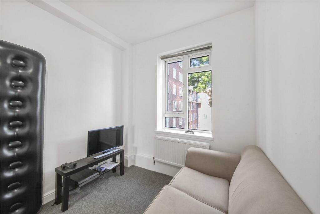 Flat Burder Close in Greater London