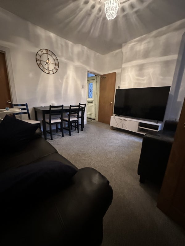 Room Ena Avenue in Nottingham