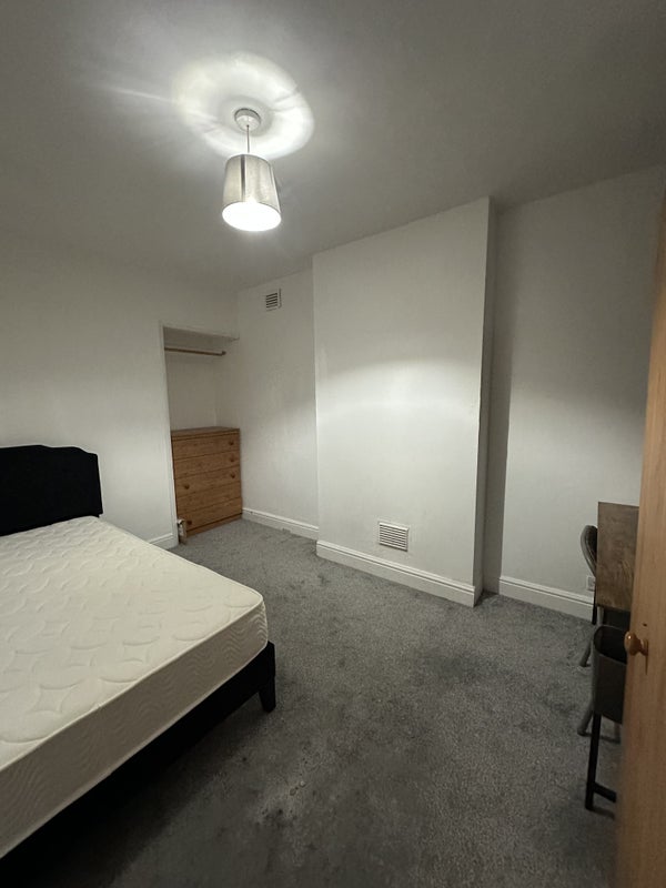 Room Ena Avenue in Nottingham