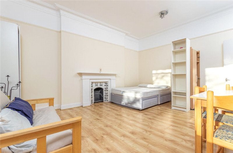 Flat Warwick Road in Greater London