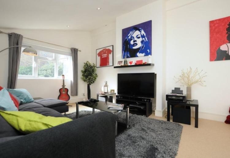 Flat Cecile Park in Greater London