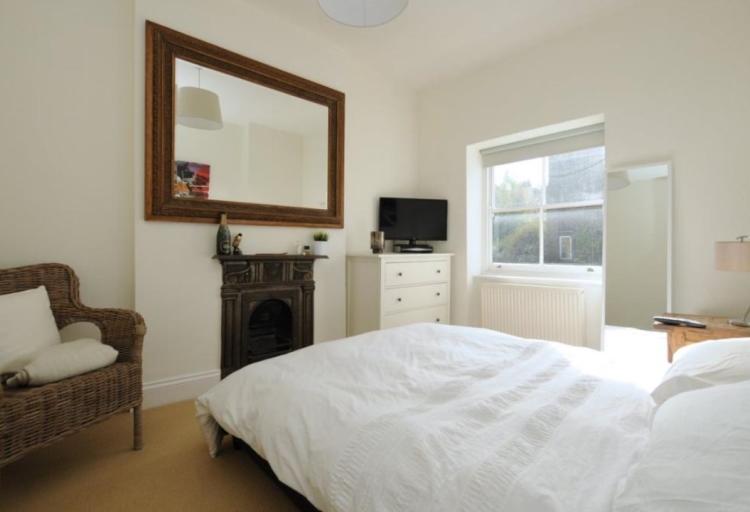 Flat Cecile Park in Greater London