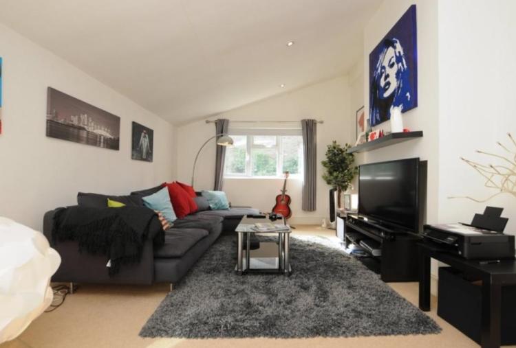 Flat Cecile Park in Greater London
