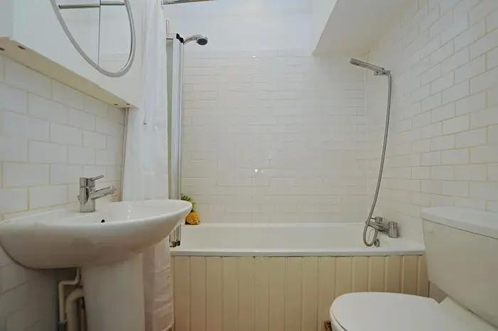 Flat Cecile Park in Greater London