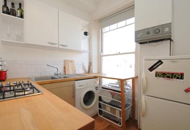 Flat Cecile Park in Greater London
