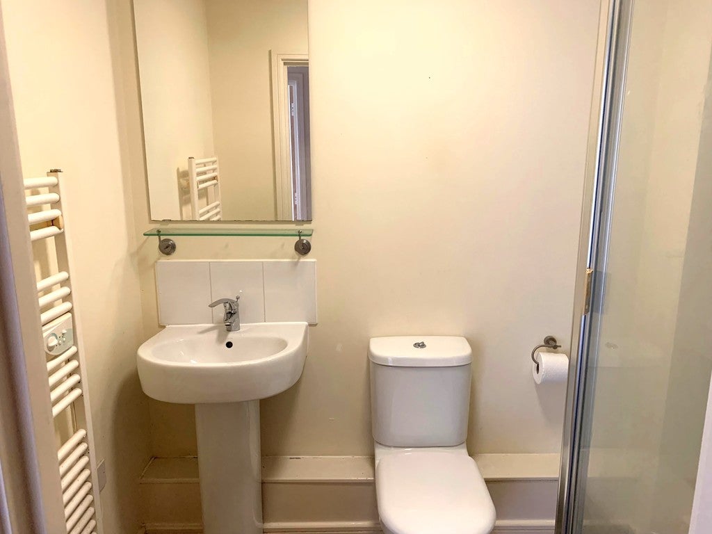 Flat Hartley Court in Stoke-on-Trent