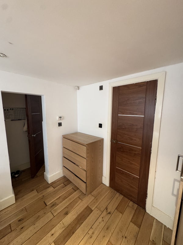 Room Hartham Road in Greater London