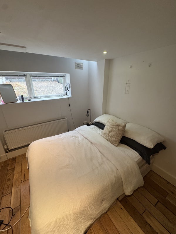 Room Hartham Road in Greater London