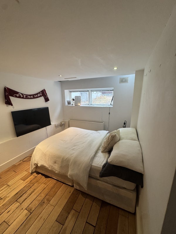 Room Hartham Road in Greater London