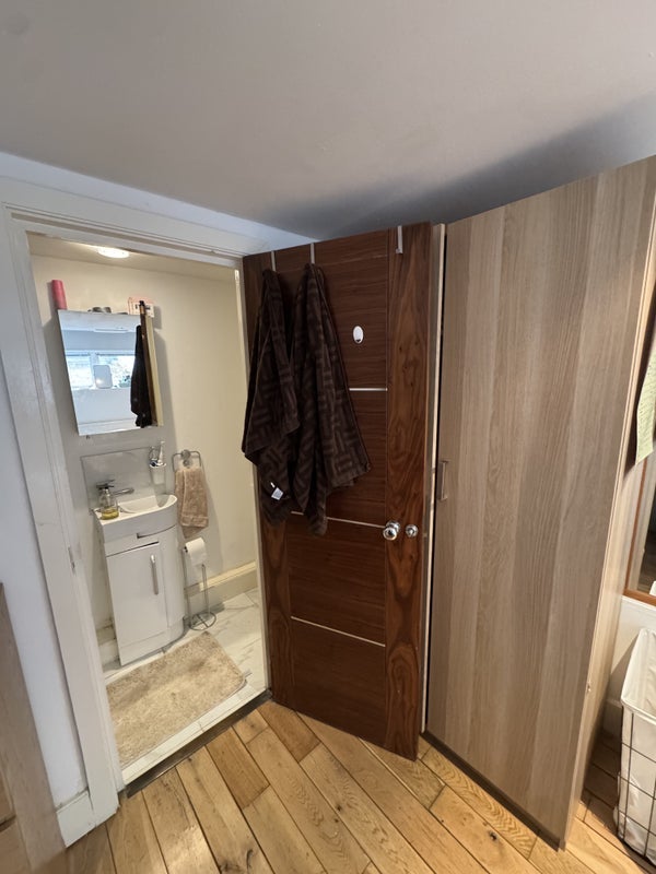 Room Hartham Road in Greater London