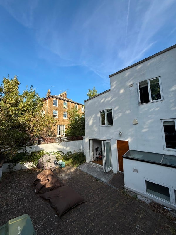 Room Hartham Road in Greater London