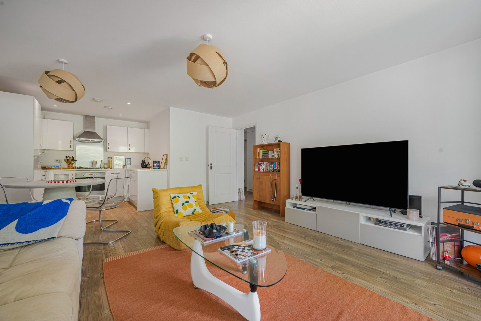 Flat Mackintosh Street in Greater London