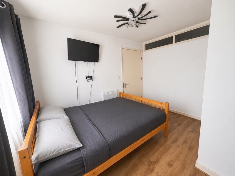 Room Cam Road in Greater London