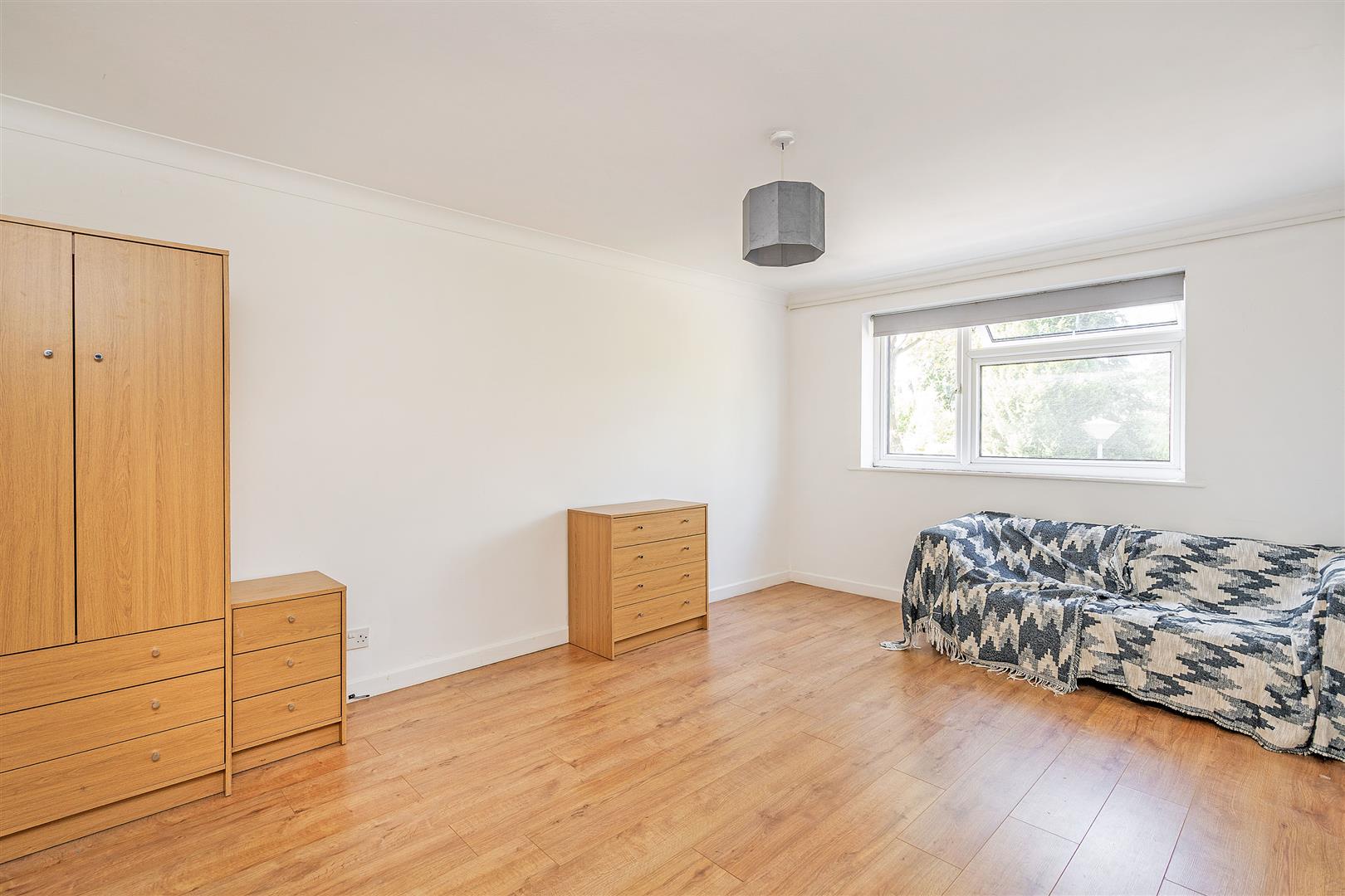 Flat Old Warwick Road in Metropolitan Borough of Solihull