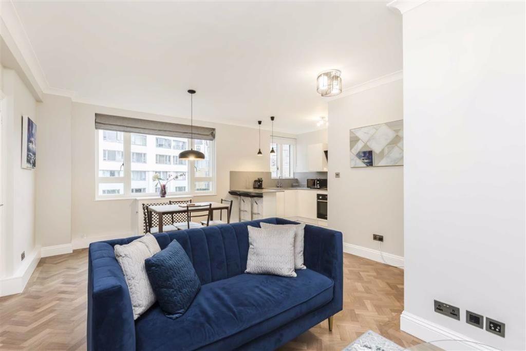 Flat Park Crescent in City of Westminster
