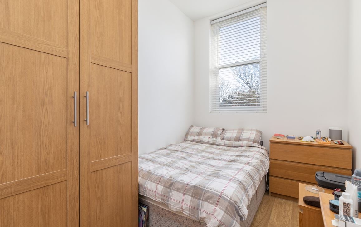 Flat Paulet Road in Greater London