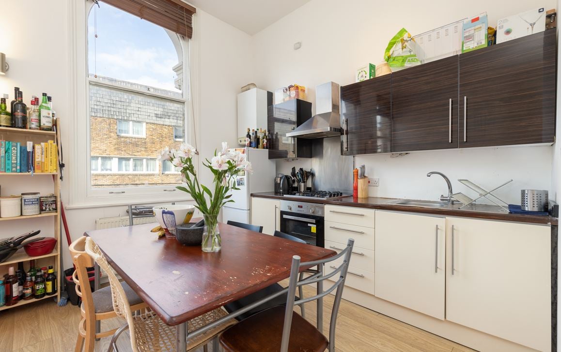 Flat Paulet Road in Greater London
