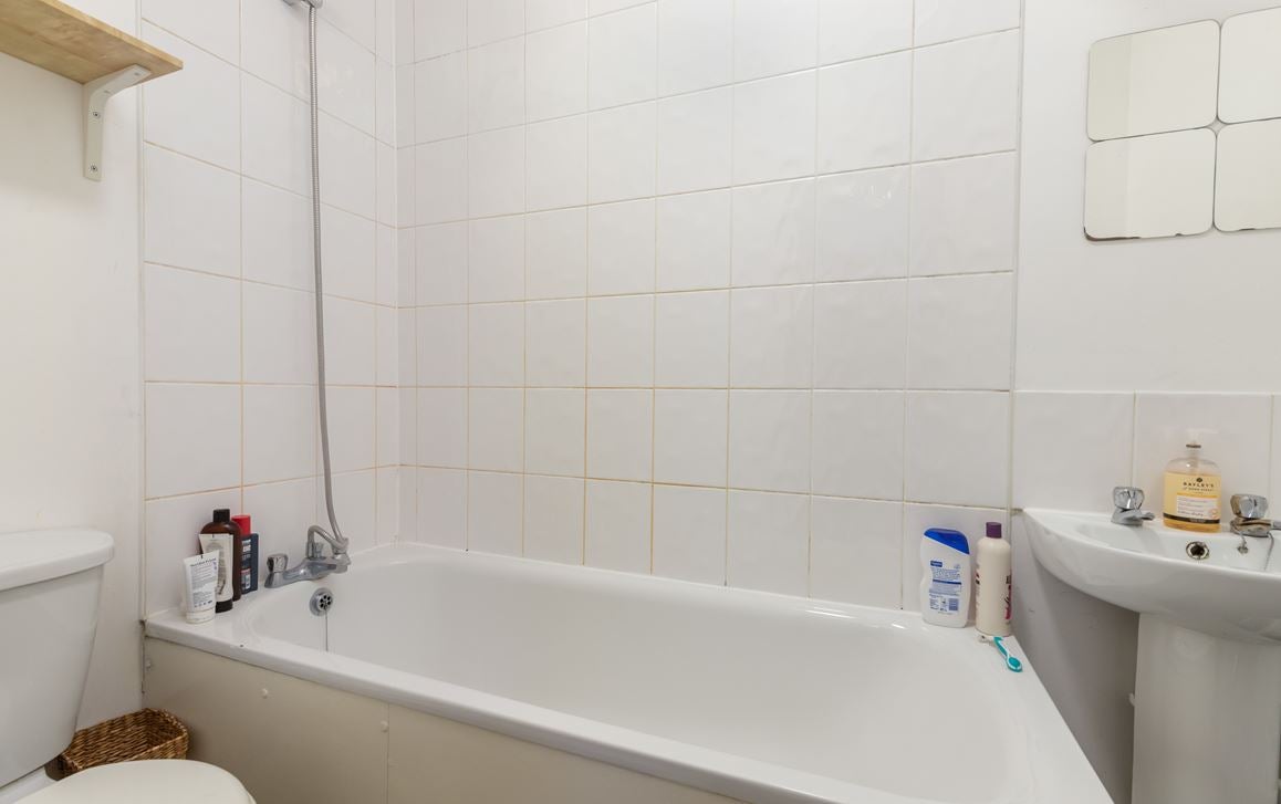 Flat Paulet Road in Greater London