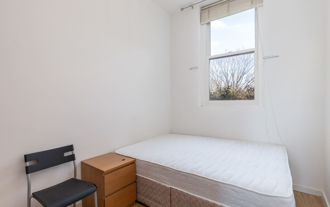 Flat Paulet Road in Greater London