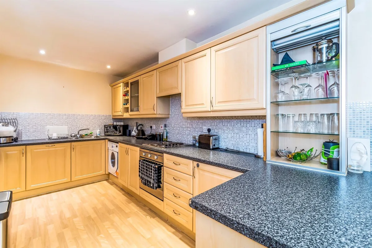Flat Hawkeswood Road in Southampton