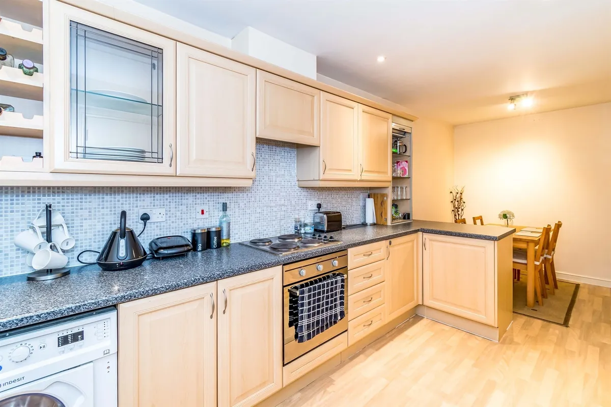 Flat Hawkeswood Road in Southampton