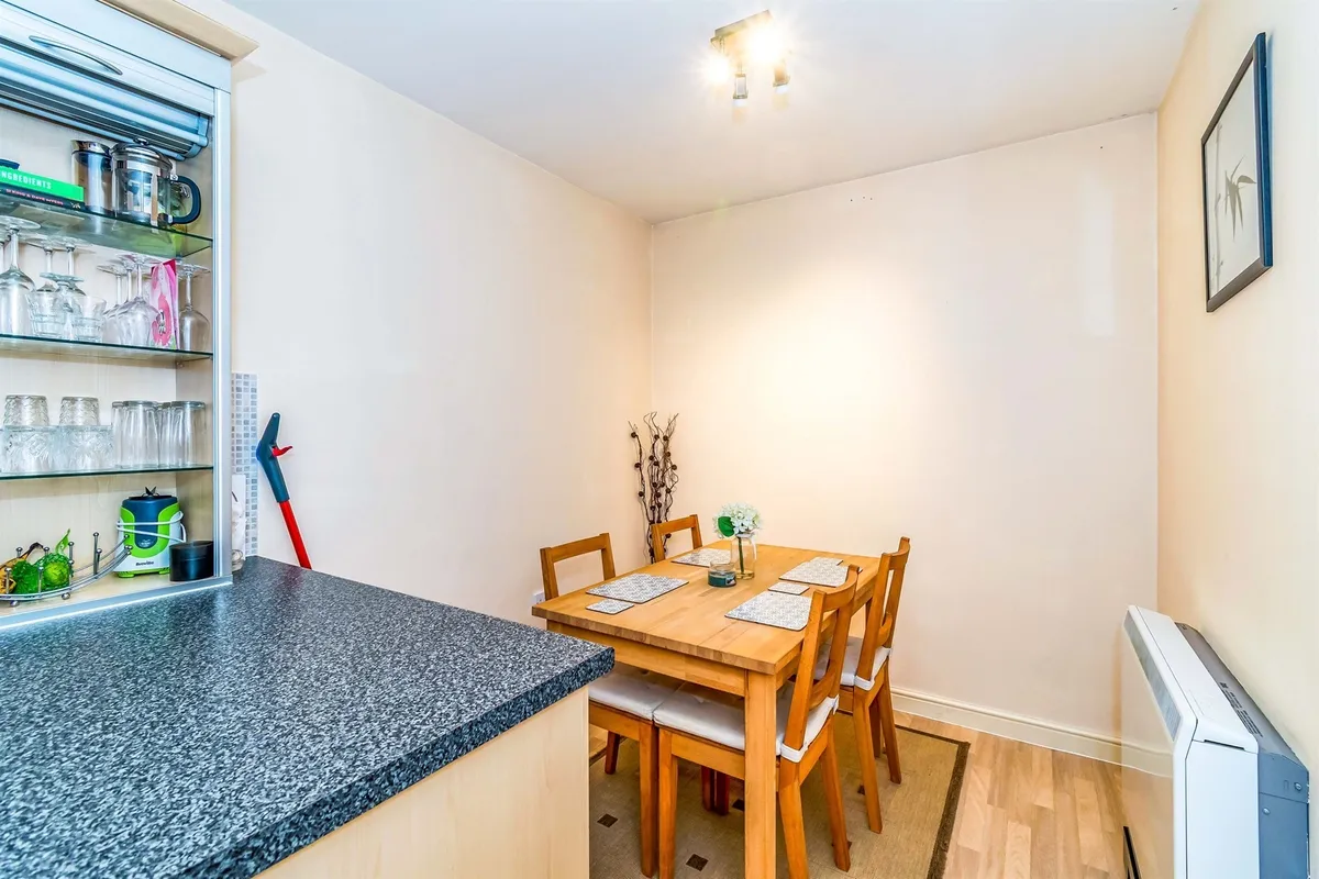 Flat Hawkeswood Road in Southampton