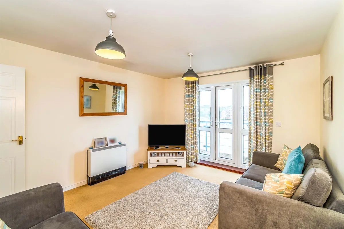 Flat Hawkeswood Road in Southampton