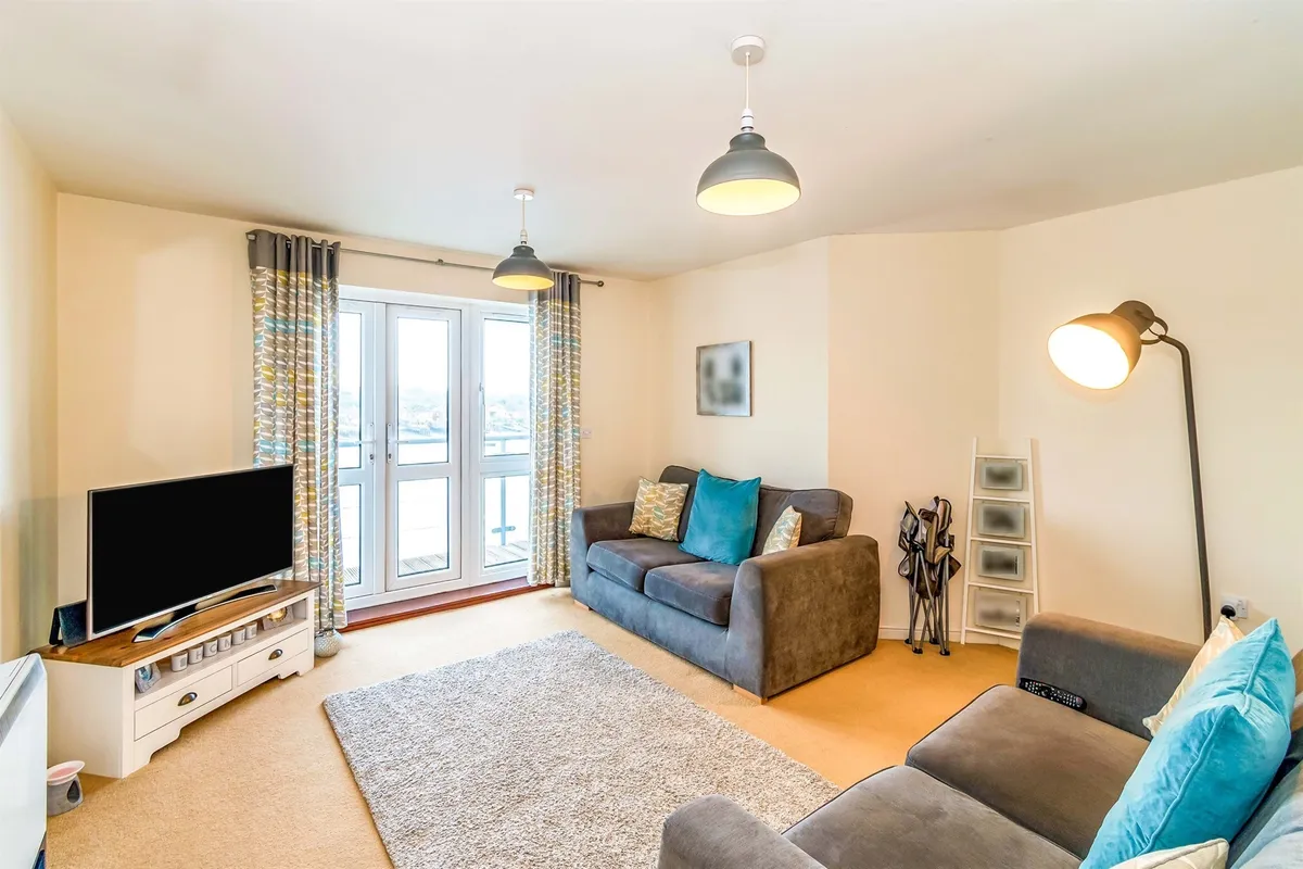 Flat Hawkeswood Road in Southampton