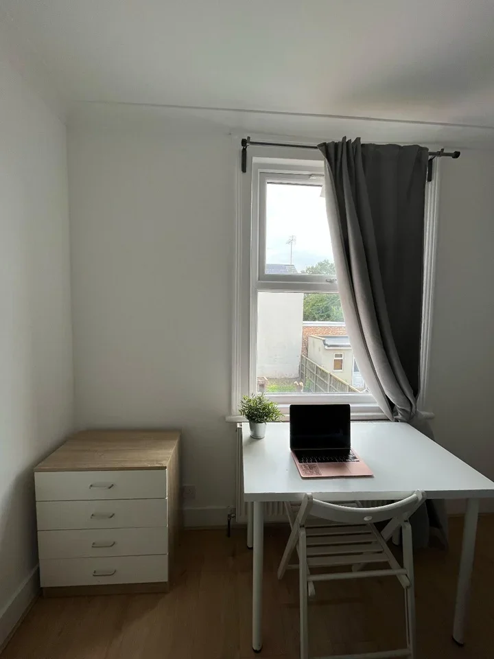 Room Mora Road in Greater London