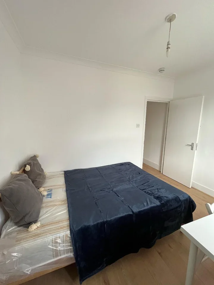 Room Mora Road in Greater London